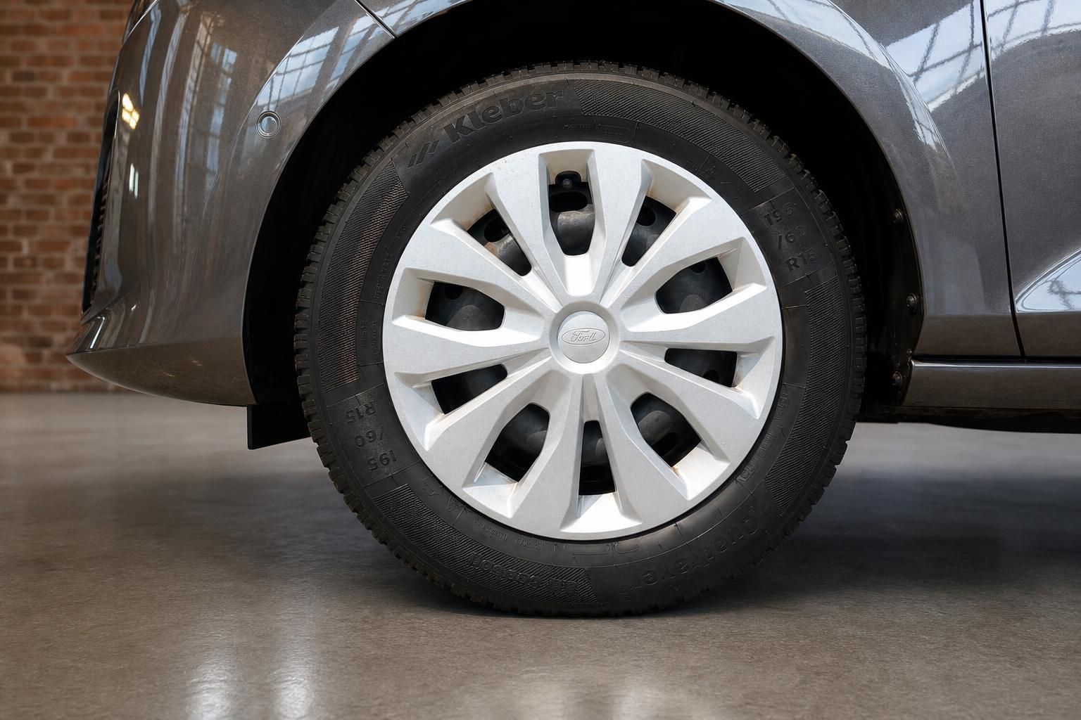 Ford Fiesta Detailansicht Felge und Reifen mit Radkappe