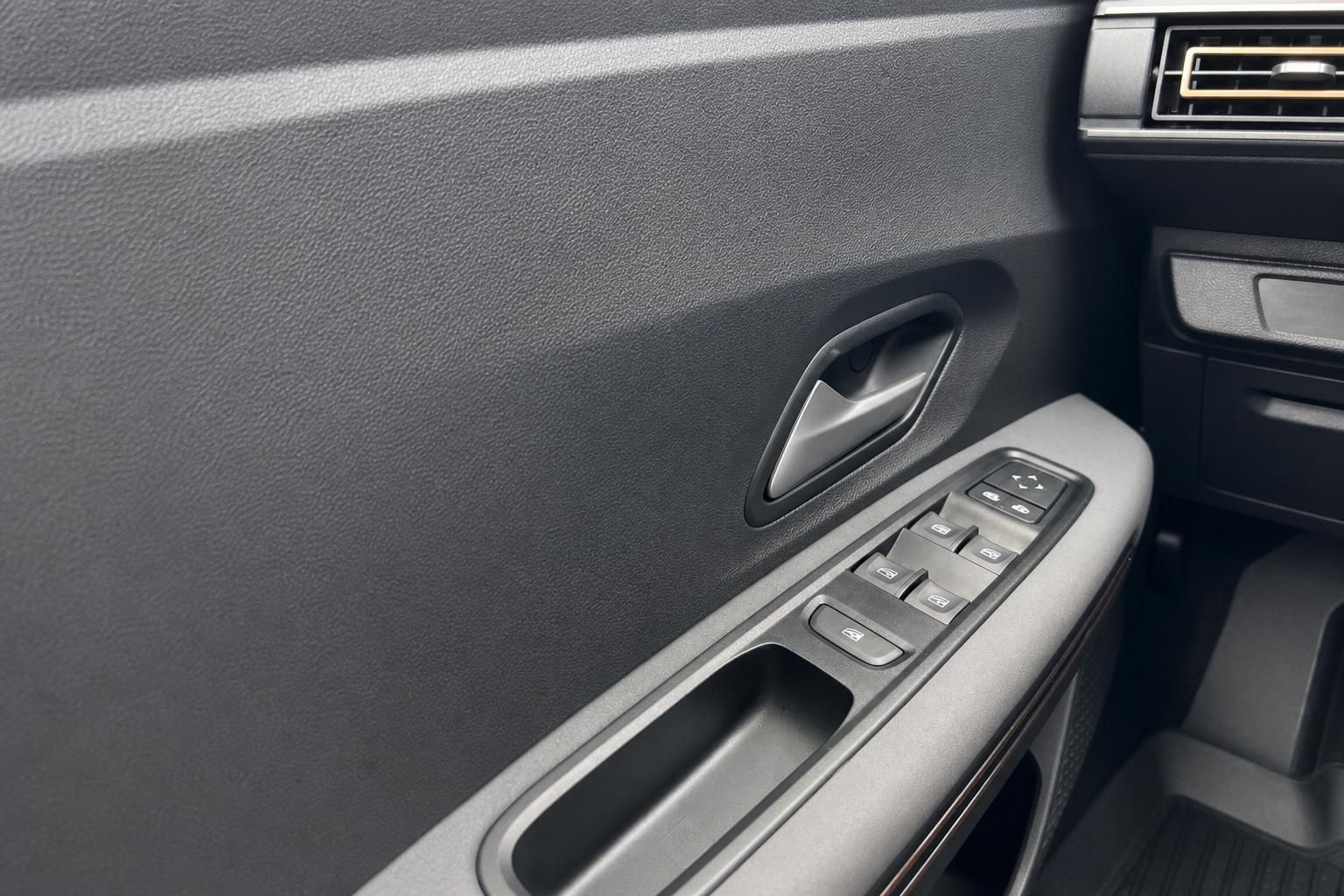 Dacia Fahrzeug Türverkleidung mit elektrischen Fensterhebern und Türgriff-Detail