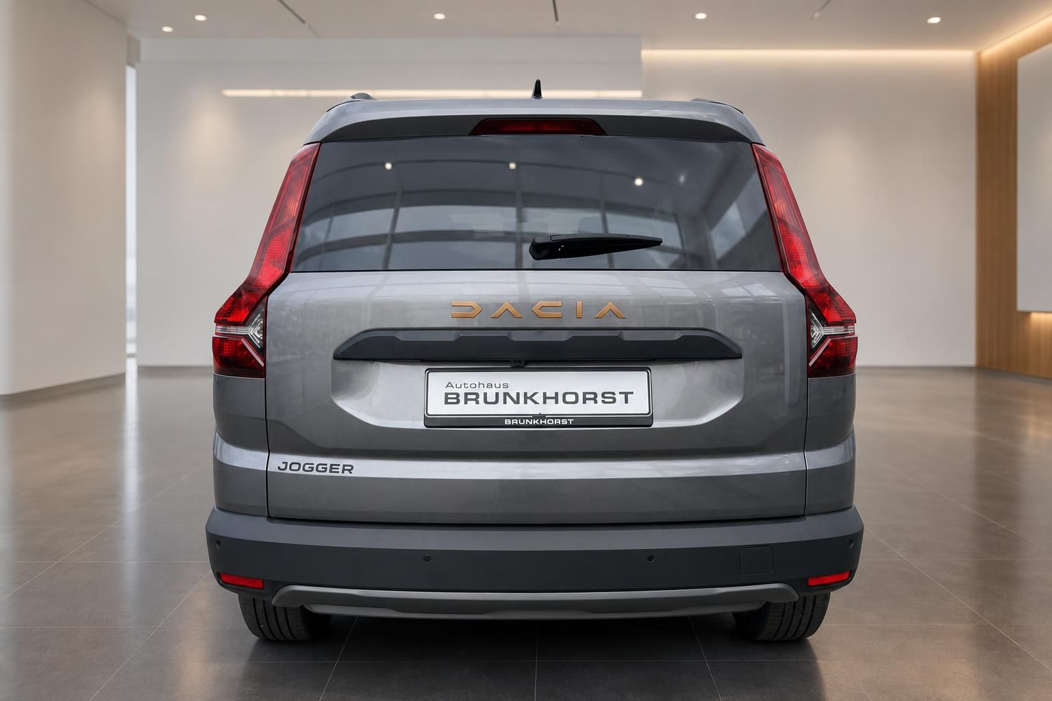 Dacia Jogger grau metallic Heckansicht mit Kennzeichen im Autohaus Showroom