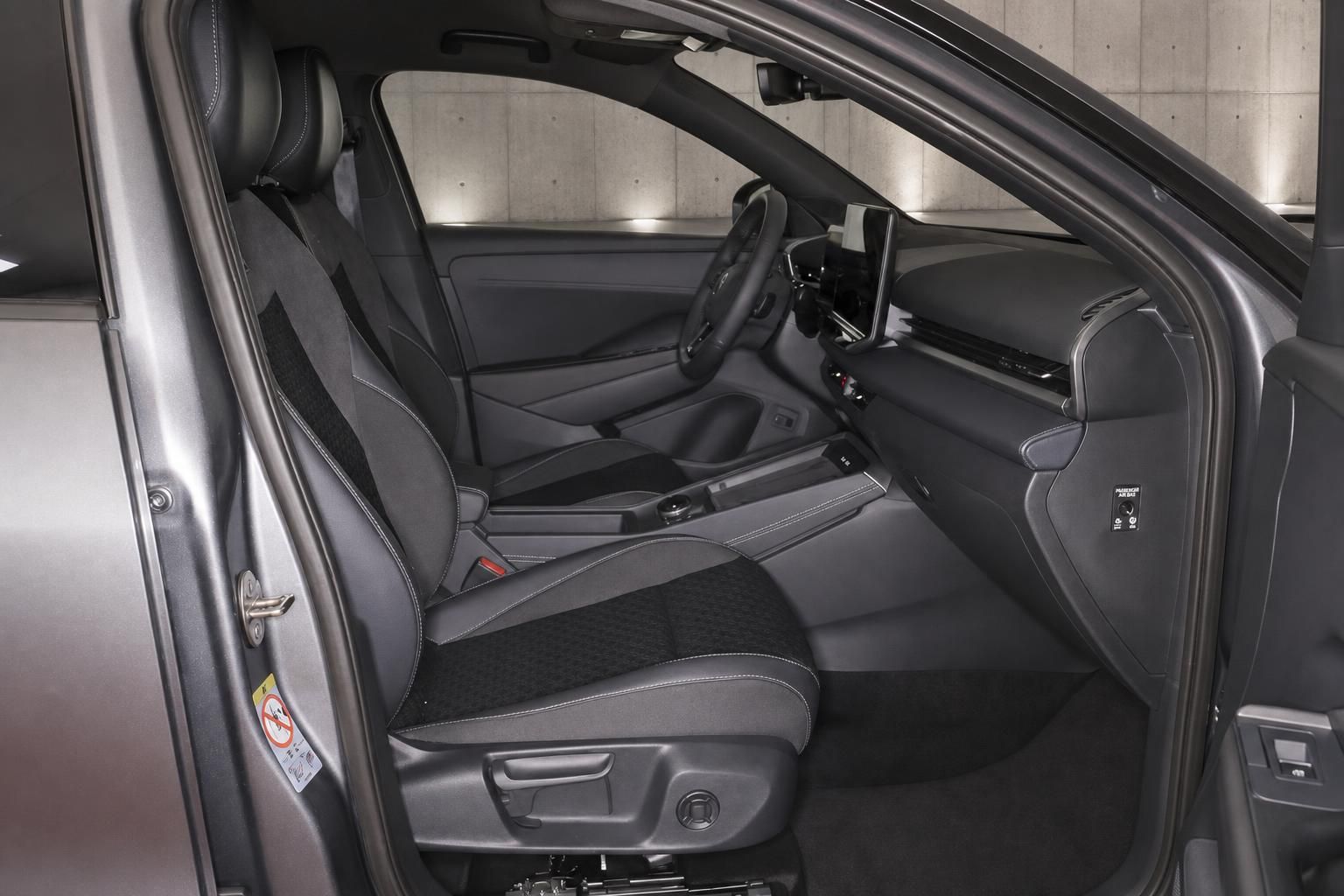 Blick in den Innenraum eines VW mit Cockpit und Sitzen