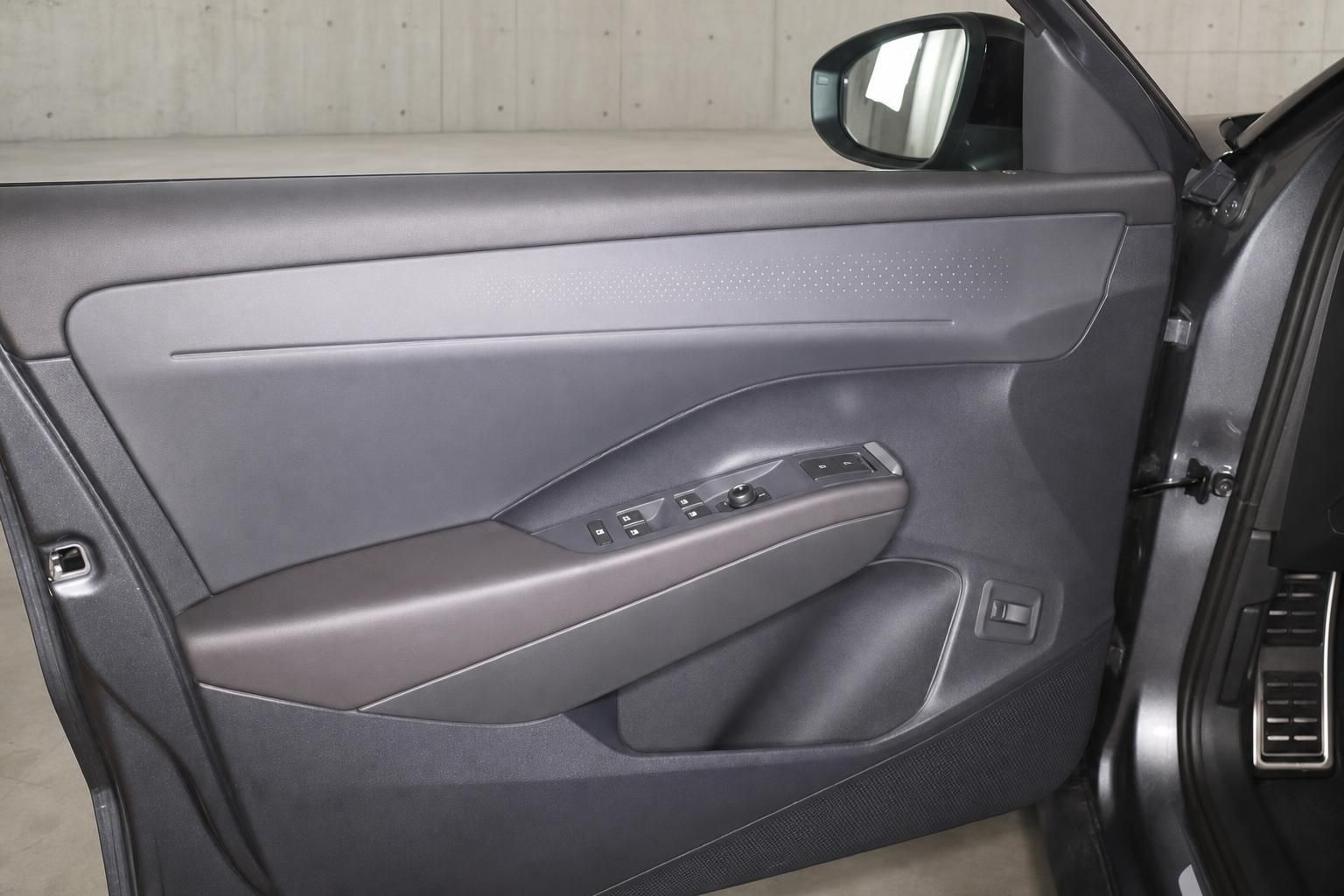 Fahrertür Innenverkleidung mit Bedienelementen im VW