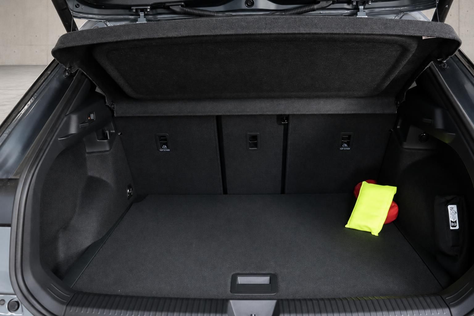 Kofferraum des VW SUV mit umgeklapptem Ladeboden und Verbandskasten