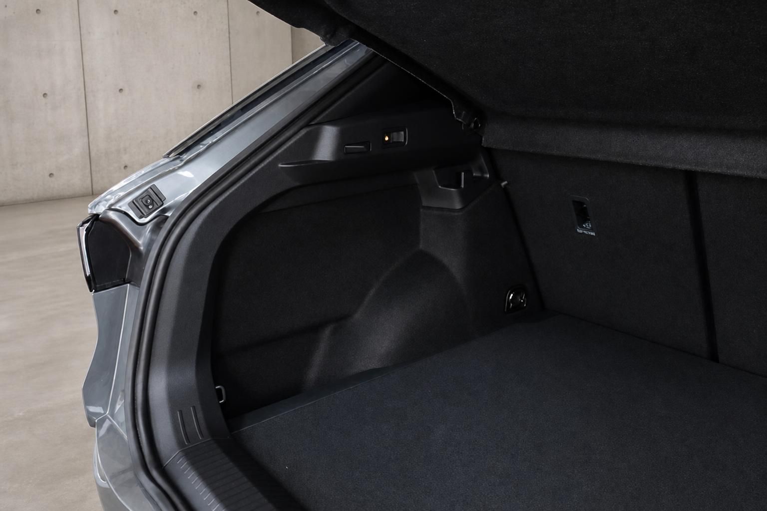 Detailansicht des Kofferraums mit Ladekantenschutz im VW SUV