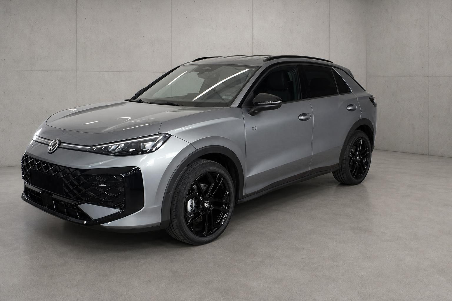 VW SUV in Silber-Metallic, Frontansicht schräg mit schwarzen Felgen