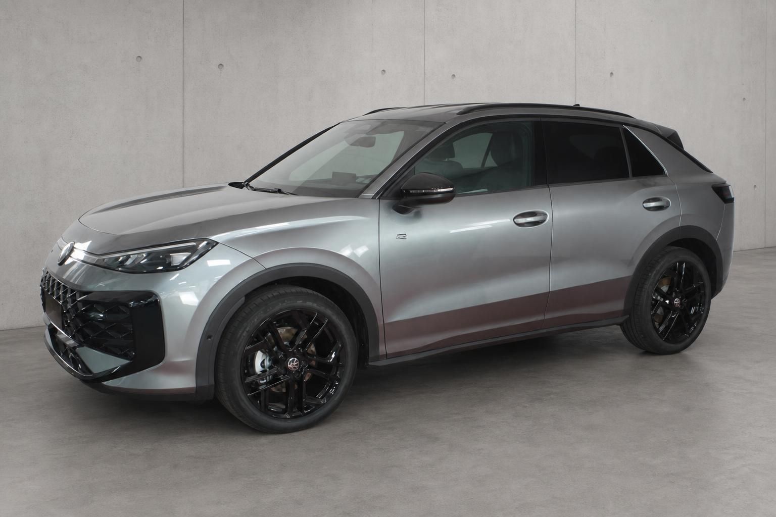 VW SUV in Silber mit schwarzem Dach, seitliche Frontansicht mit Alufelgen