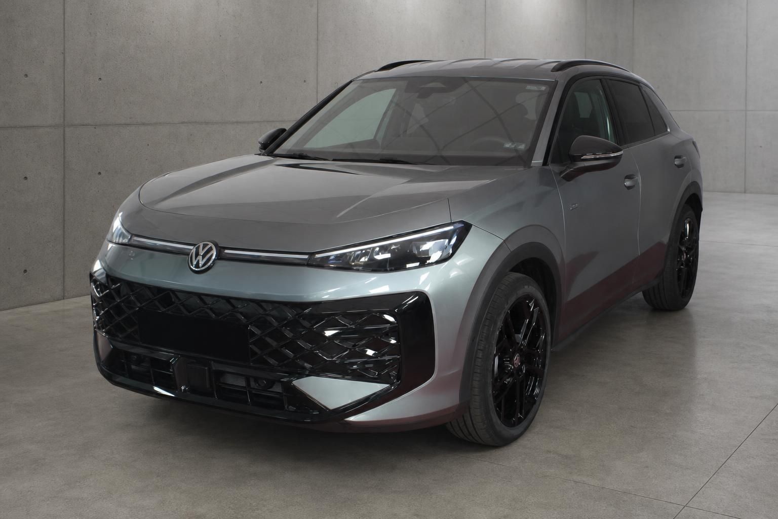 VW T-Roc Frontansicht schräg mit schwarzen Alufelgen im Studio