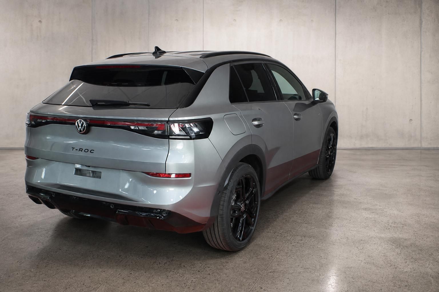 VW T-Roc in Grau-Metallic, Heckansicht schräg im Studio
