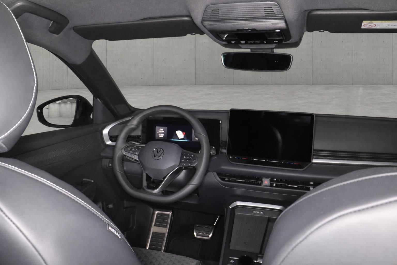 VW T-Roc Cockpit mit Lenkrad und Digitaldisplays im Innenraum