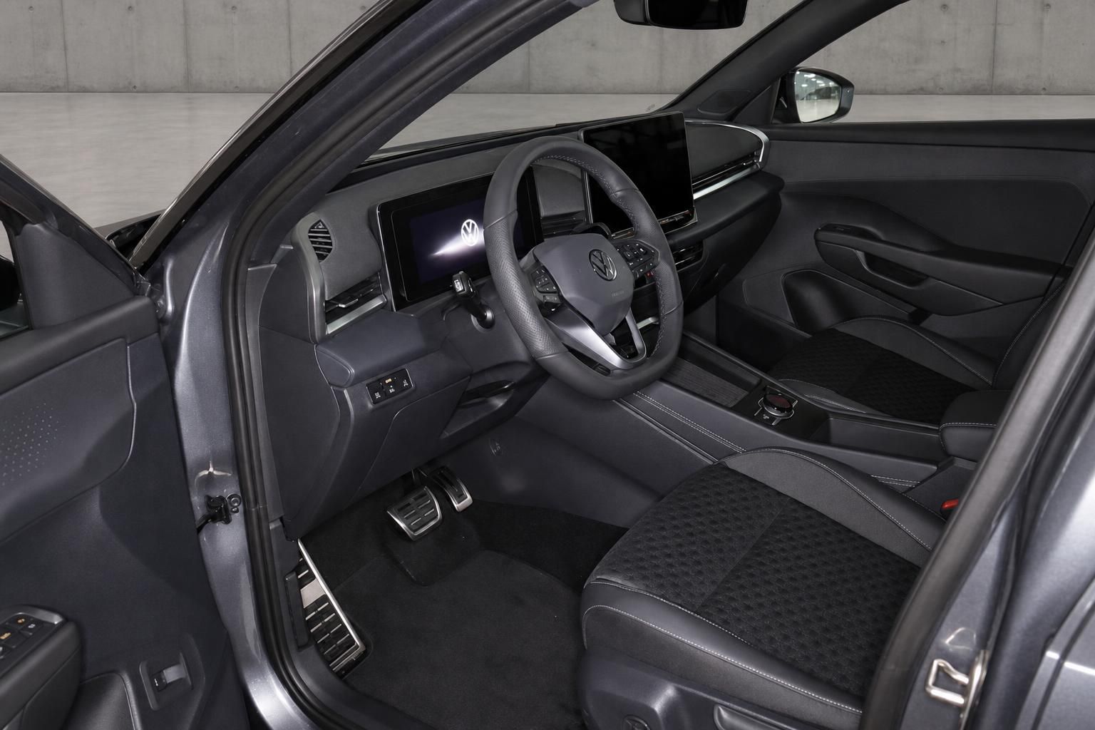 VW Innenraum mit Cockpit, Lenkrad und Sitzen in Grau