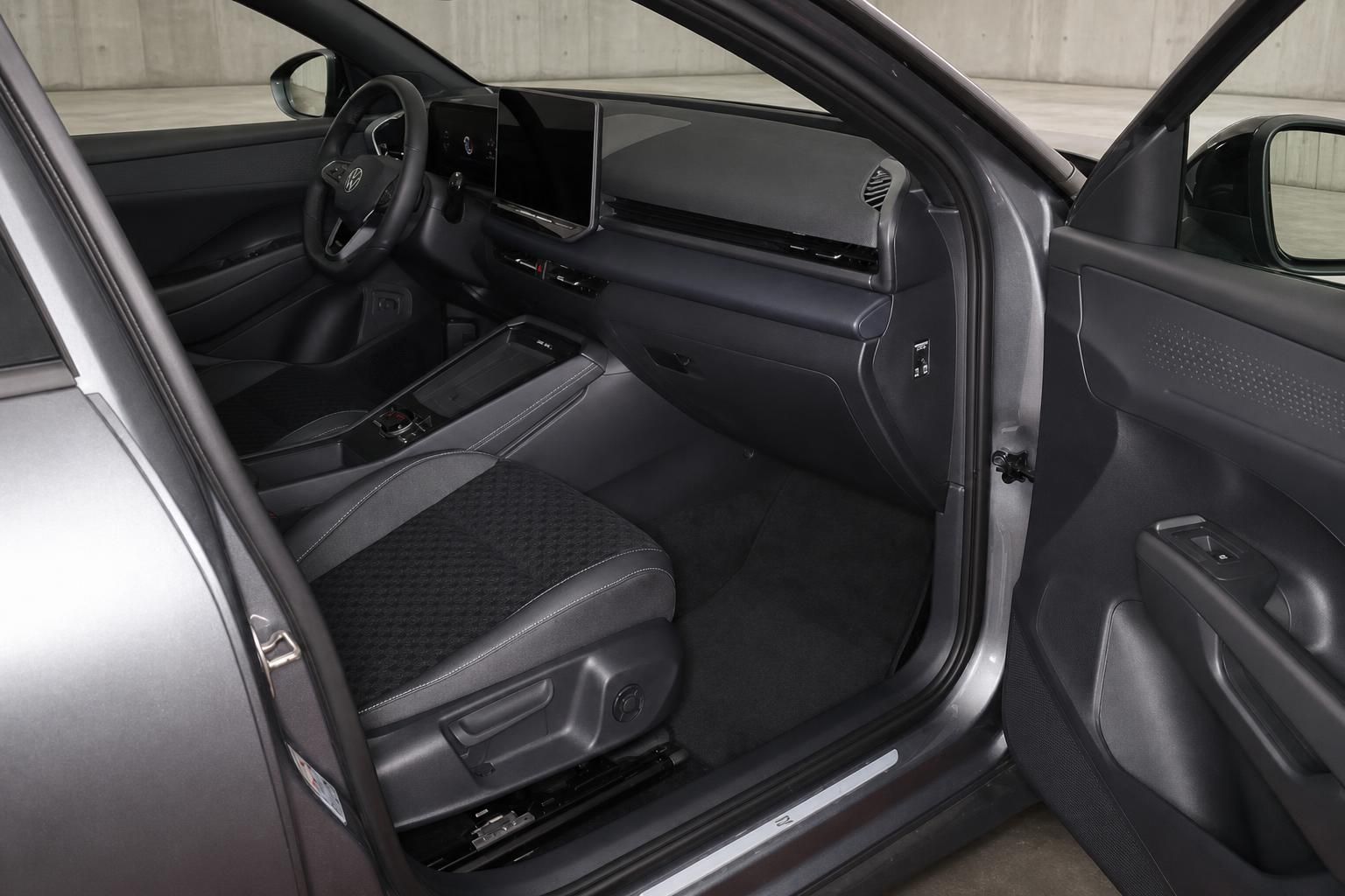 VW Fahrerseite mit Cockpit, Lenkrad und Sitz im Detail