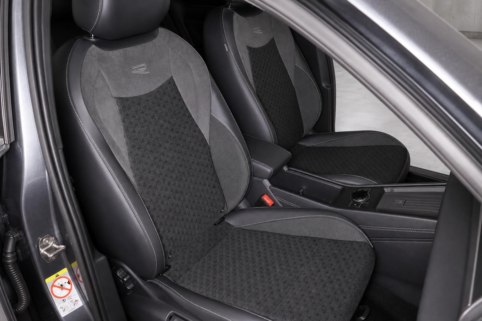 Vordersitze im VW Innenraum mit Stoff-Leder-Kombination