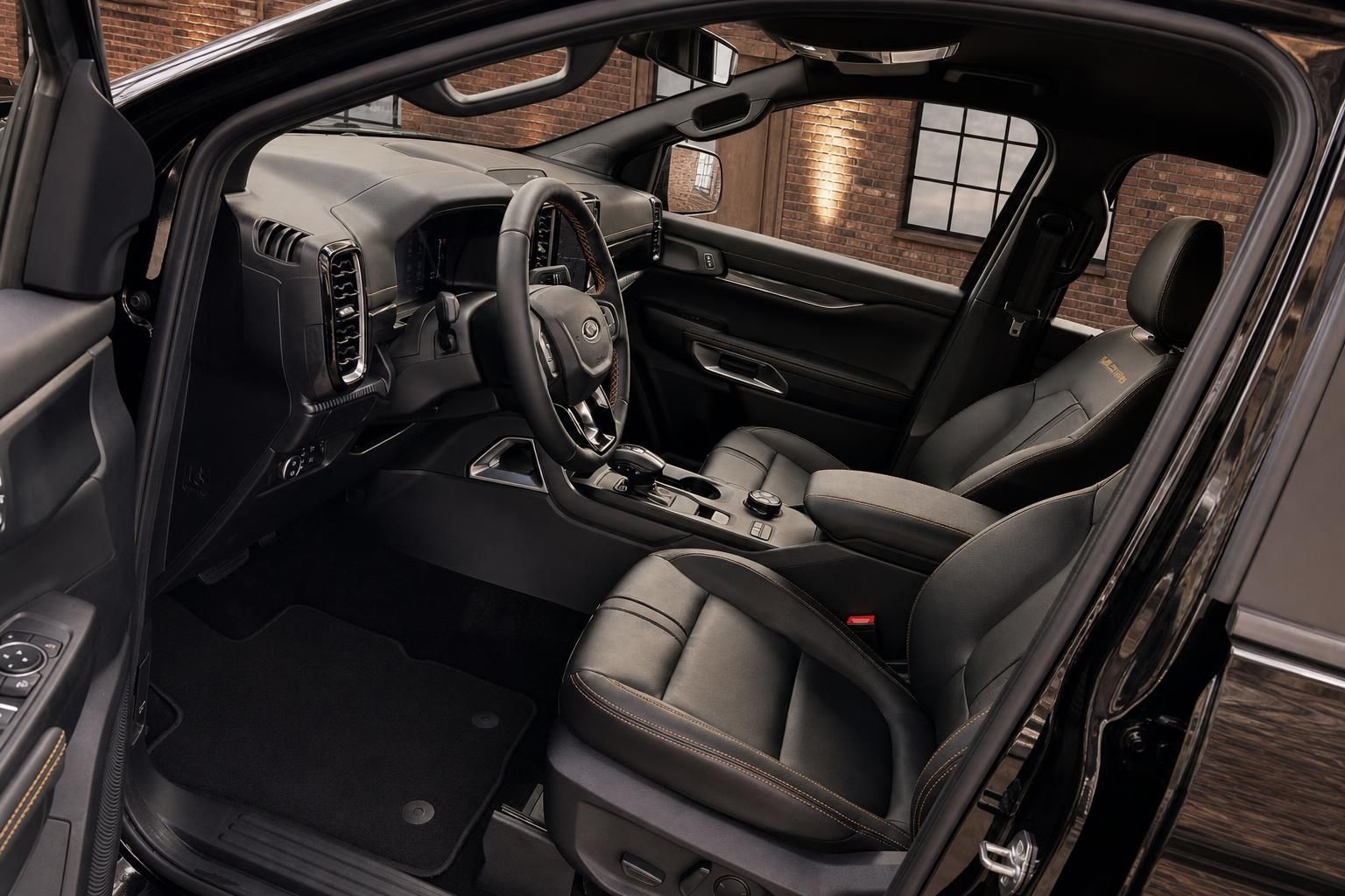 Ford Ranger Innenraum mit schwarzen Ledersitzen und Cockpit