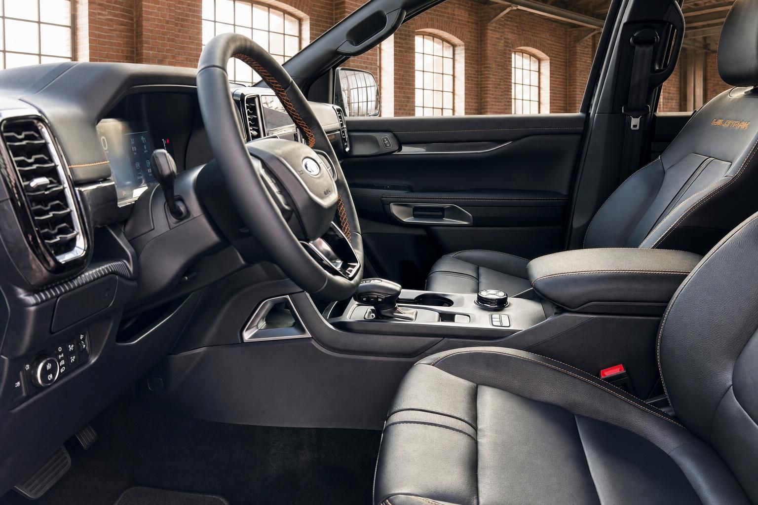 Ford Ranger Wildtrak Innenraum mit Ledersitzen und Cockpit