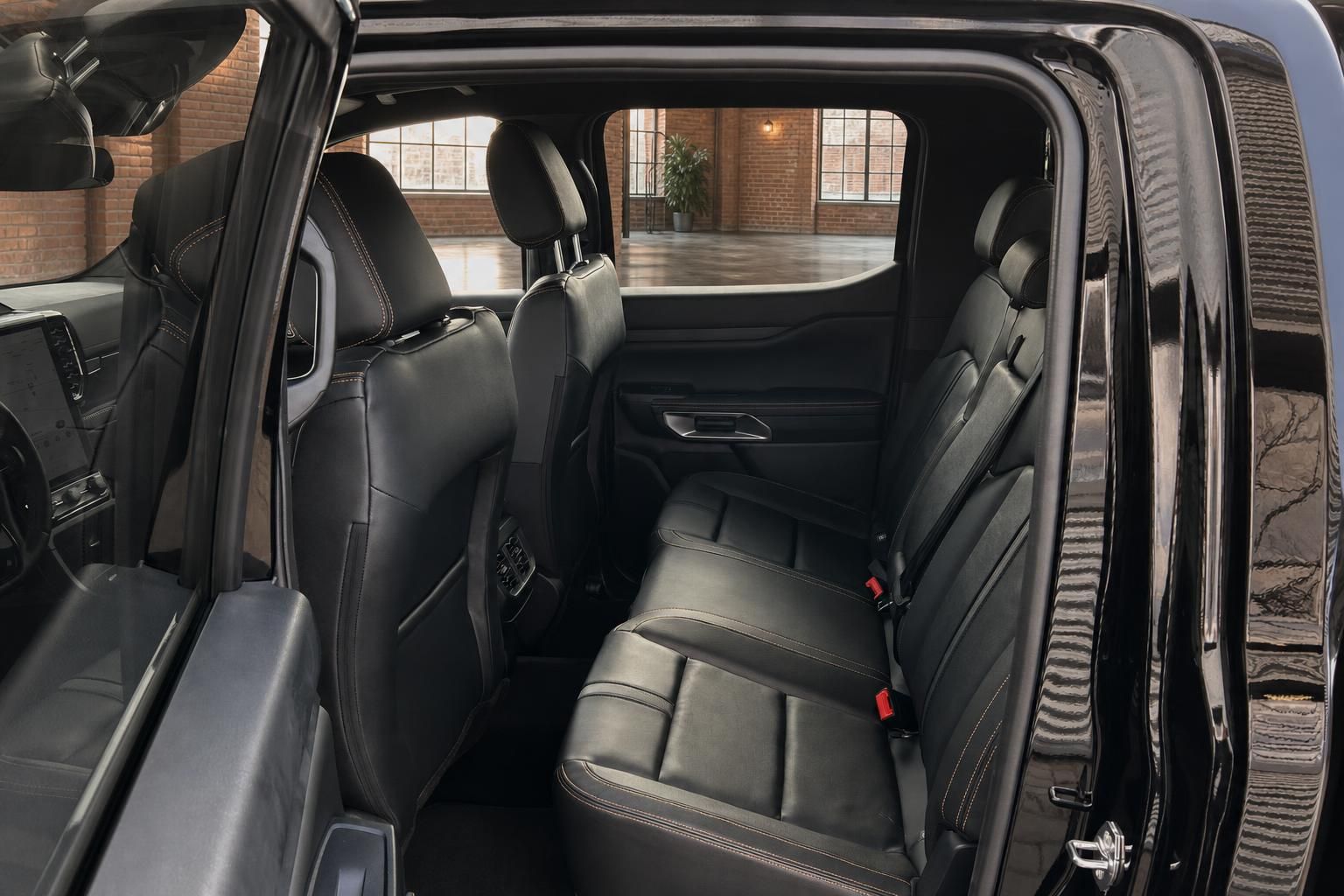 Ford Ranger Rücksitze in schwarzem Leder mit Kopfstützen