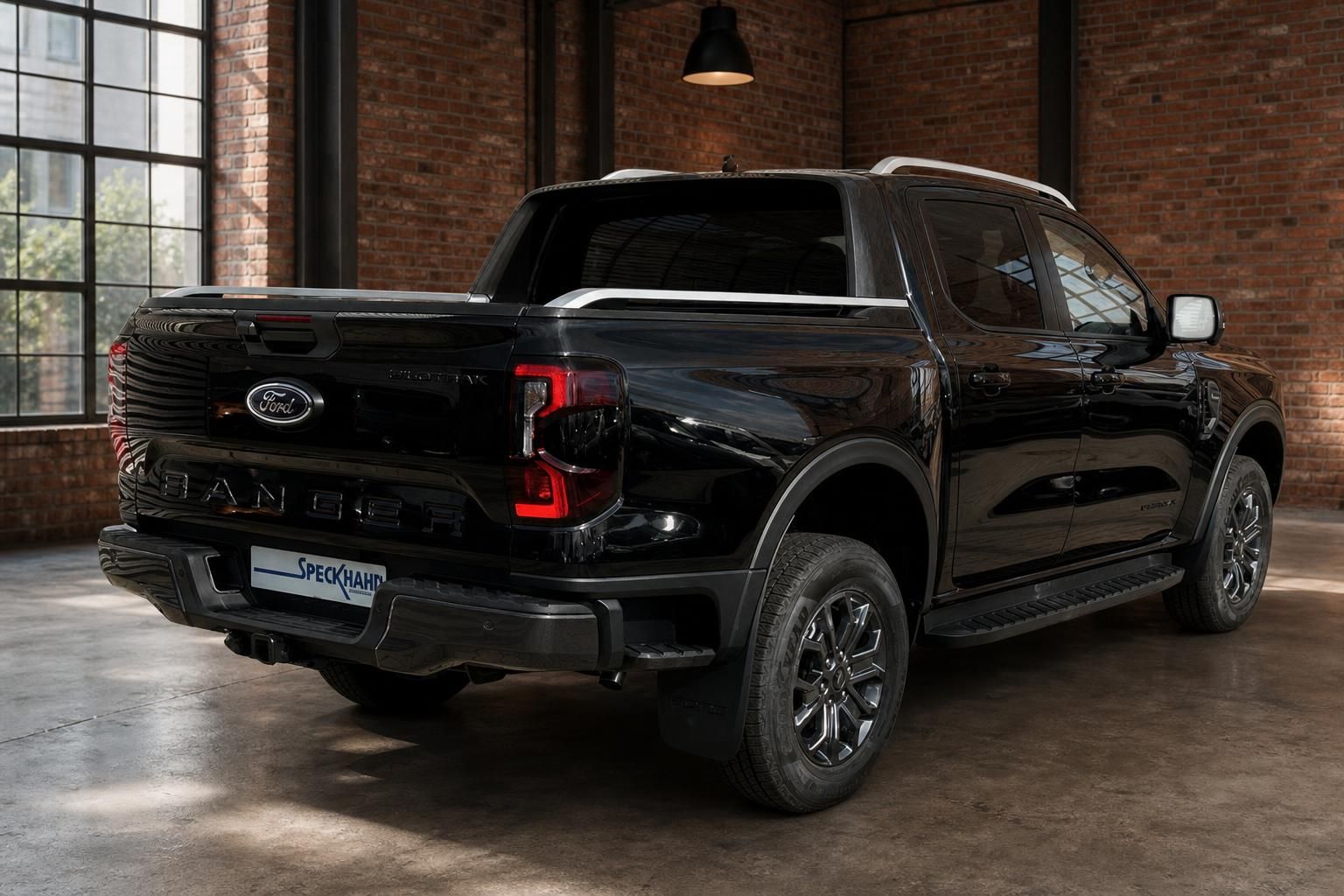 Ford Ranger schwarz Heck-Seitenansicht Pickup Truck in Industriehalle