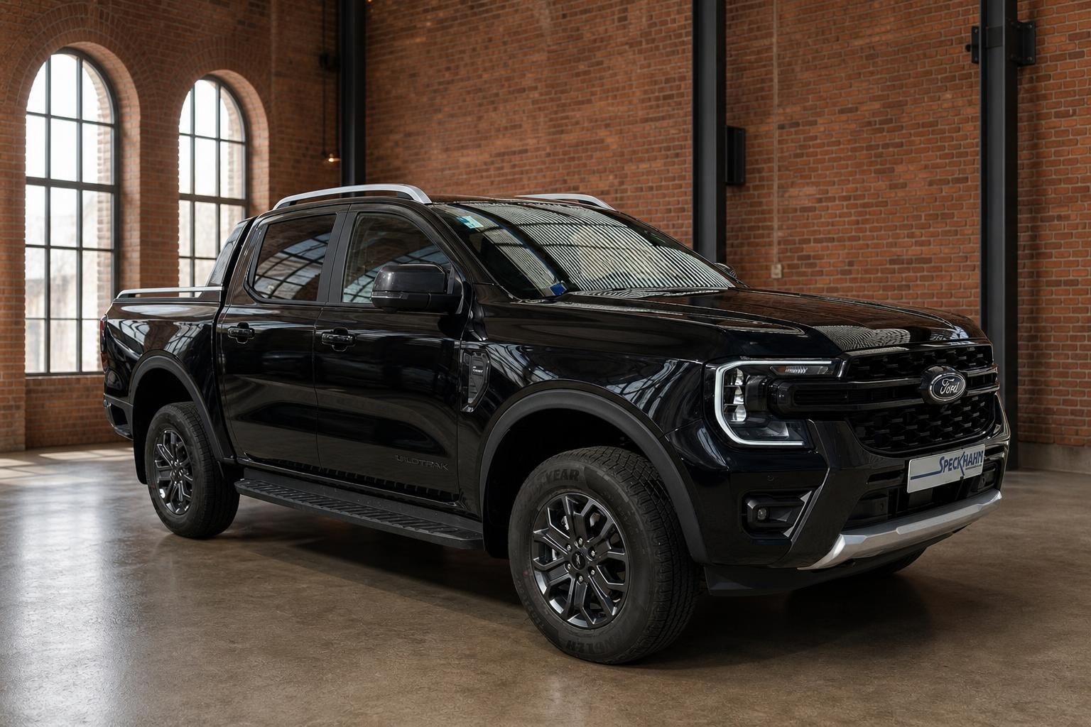 Ford Ranger Wildtrak schwarz Frontansicht Pickup vor Backsteinwand
