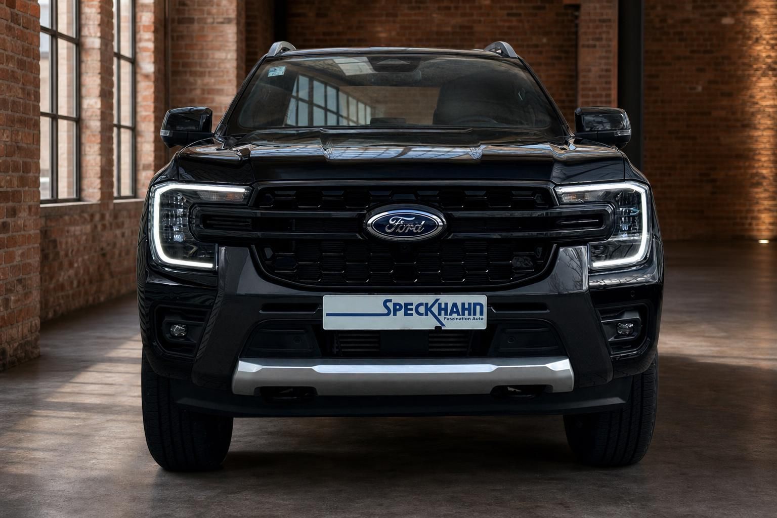 Ford Ranger schwarz Frontansicht mit LED-Scheinwerfern in Industriehalle