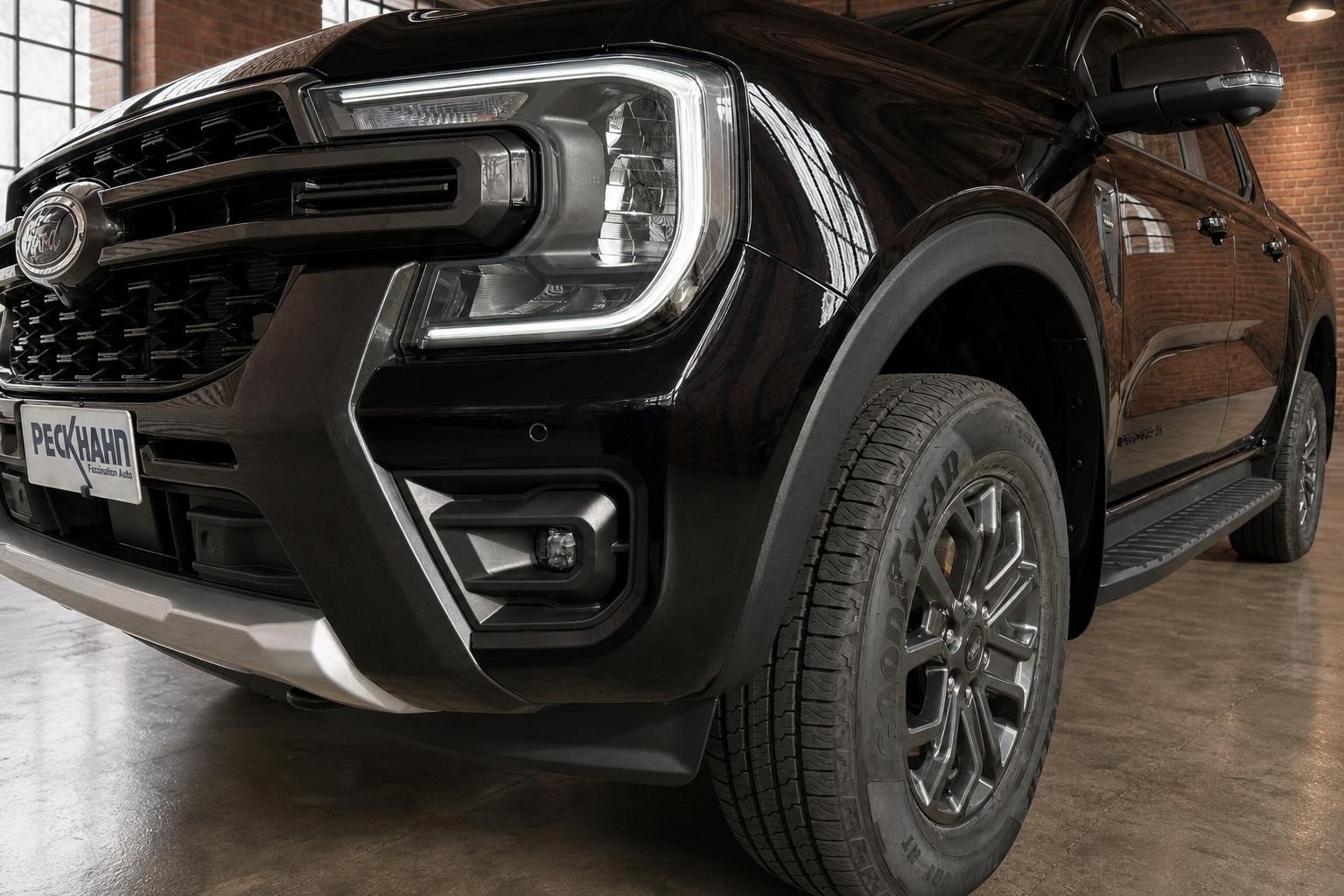 Ford Ranger schwarz Frontdetail mit Scheinwerfer und Felge