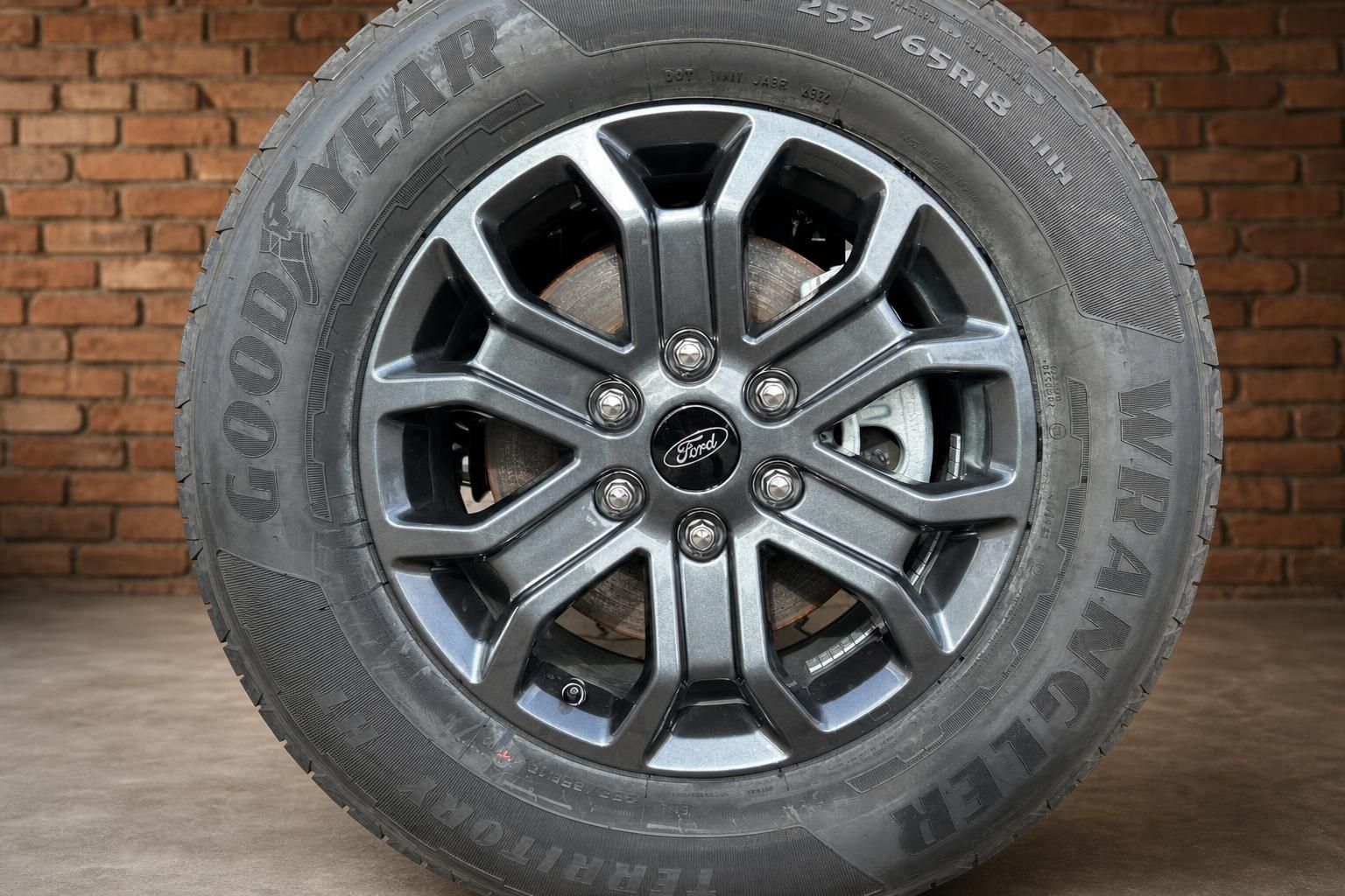 Ford Leichtmetallfelge mit Goodyear Wrangler Reifen im Detail