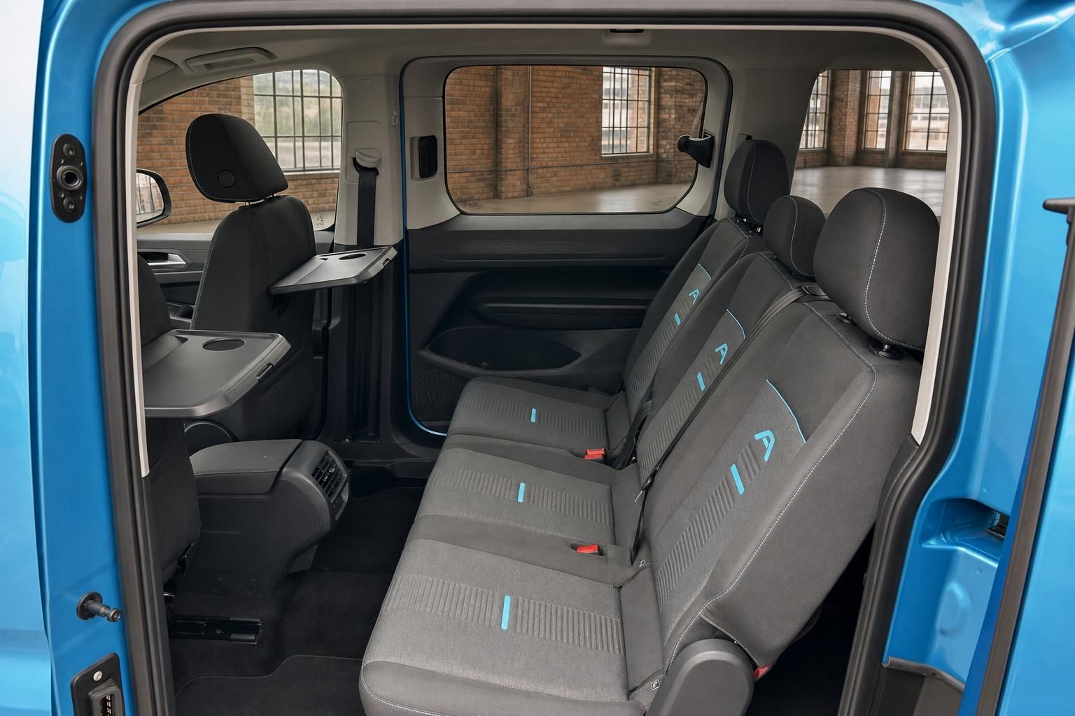 Ford Tourneo Connect Fondbereich mit Rücksitzbank und Klapptisch, blaue Karosserie