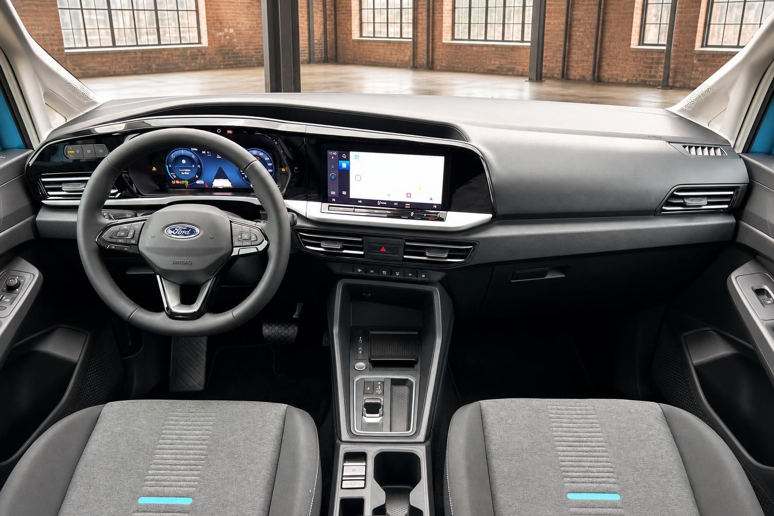 Ford Tourneo Connect Innenraum Frontansicht mit Armaturenbrett, Lenkrad und Vordersitzen