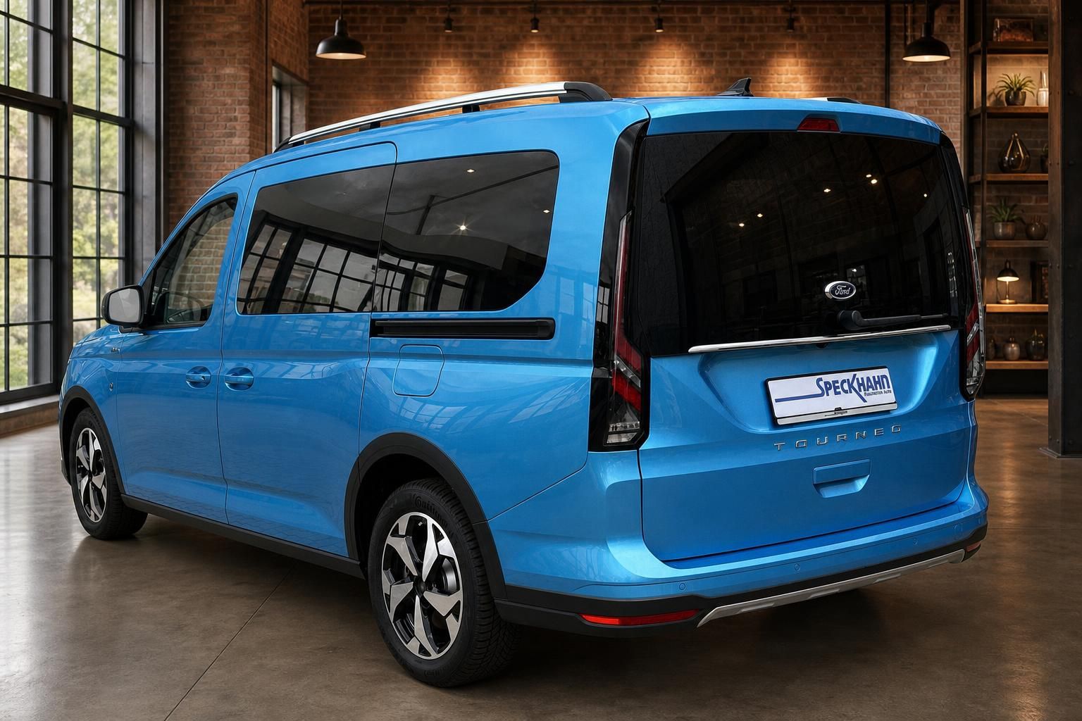 Ford Tourneo Connect blau Heckansicht schräg links – Dachrelinge, LED-Rückleuchten, Alufelgen
