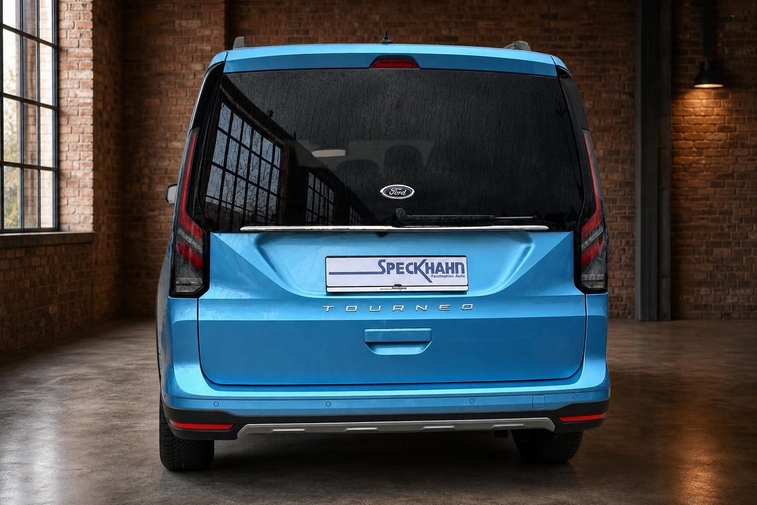 Ford Tourneo Connect blau direkte Heckansicht – Ford-Logo, Tourneo-Schriftzug, Heckklappe