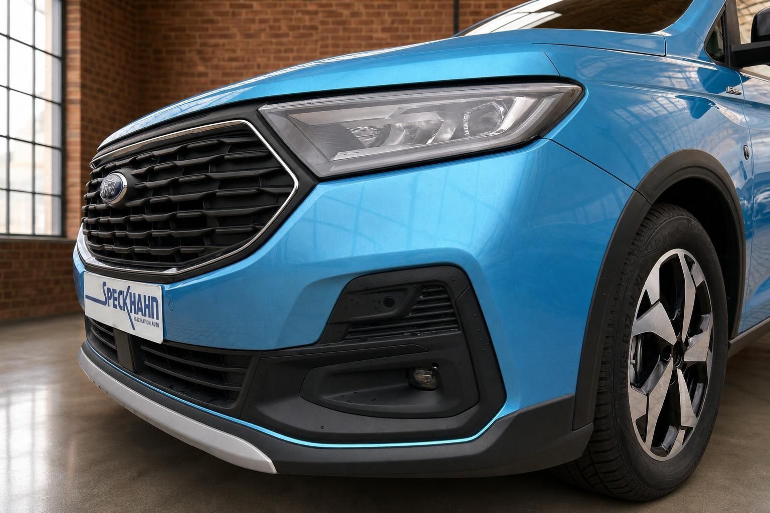 Ford Tourneo Connect Active blau – Frontpartie mit Kühlergrill und LED-Scheinwerfer Detailaufnahme