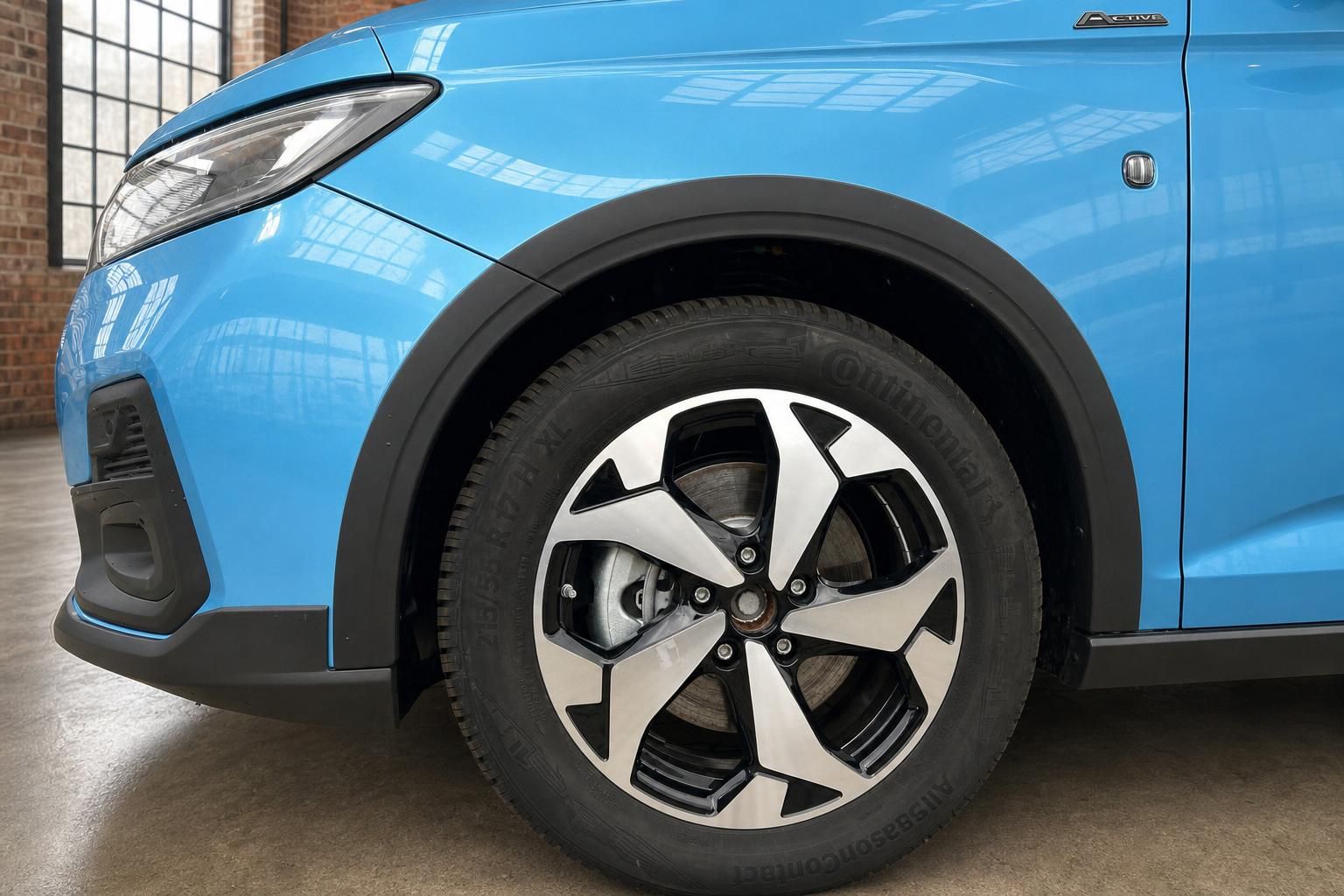 Ford Tourneo Connect Active blau – Detailaufnahme Leichtmetallfelge mit Continental-Reifen