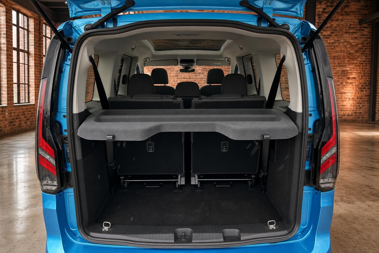 Ford Tourneo Connect Active blau – geöffneter Kofferraum mit Sitzreihen und großem Laderaumvolumen