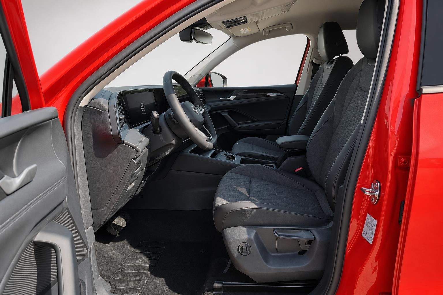 VW Innenraum mit Blick auf Fahrersitz und Cockpit, rote Karosserie