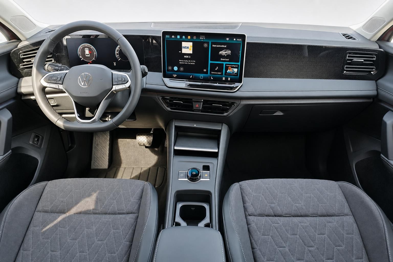 VW Cockpit mit Lenkrad, Digitaltacho und Touchscreen im Detail
