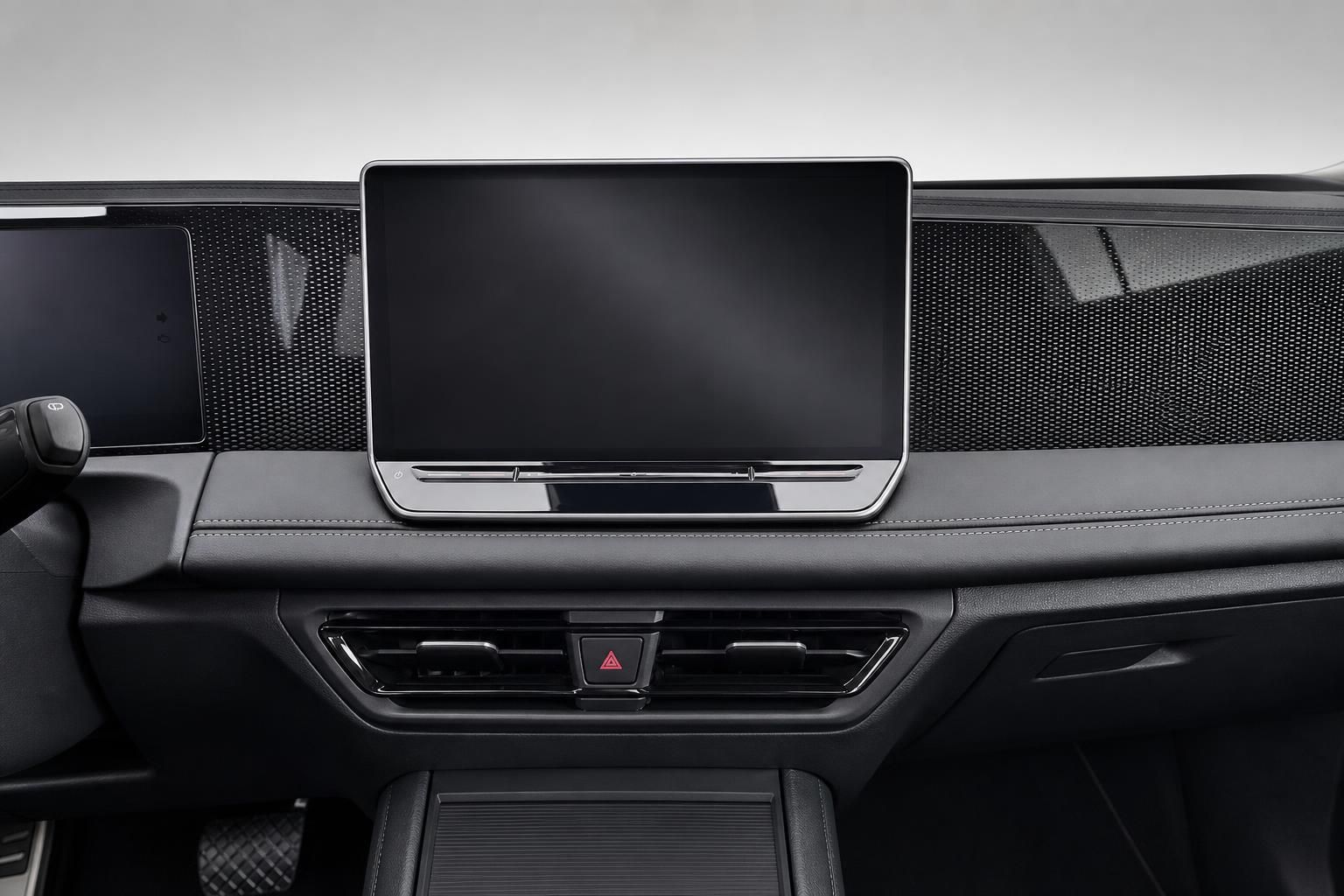 Nahaufnahme Infotainment-Bildschirm und Mittelkonsole im VW Cockpit