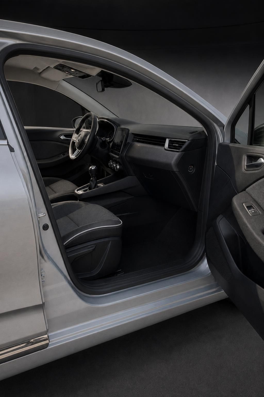 Renault Fahrerraum mit Blick durch geöffnete Fahrertür auf Cockpit und Sitze