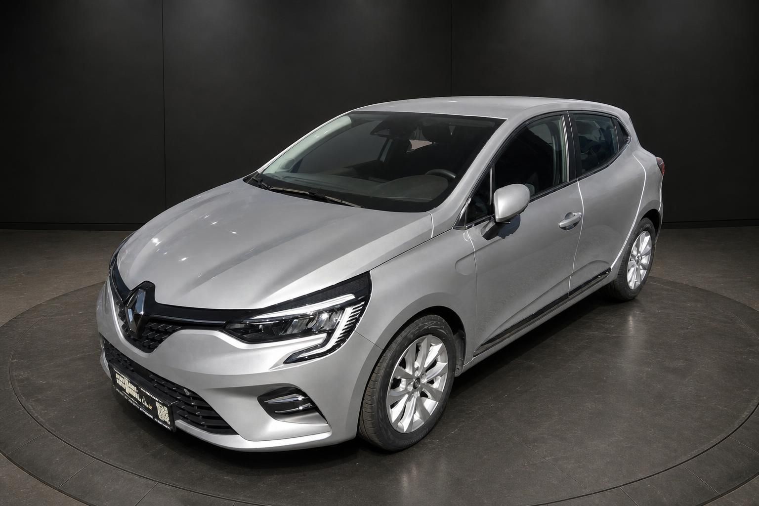 Renault Clio in Silber, Frontansicht schraeg, Studioaufnahme auf Drehteller