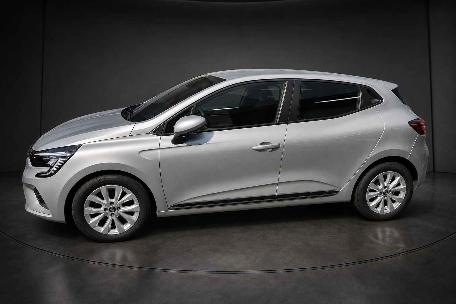 Renault Clio silber metallic, Seitenansicht im Fotostudio