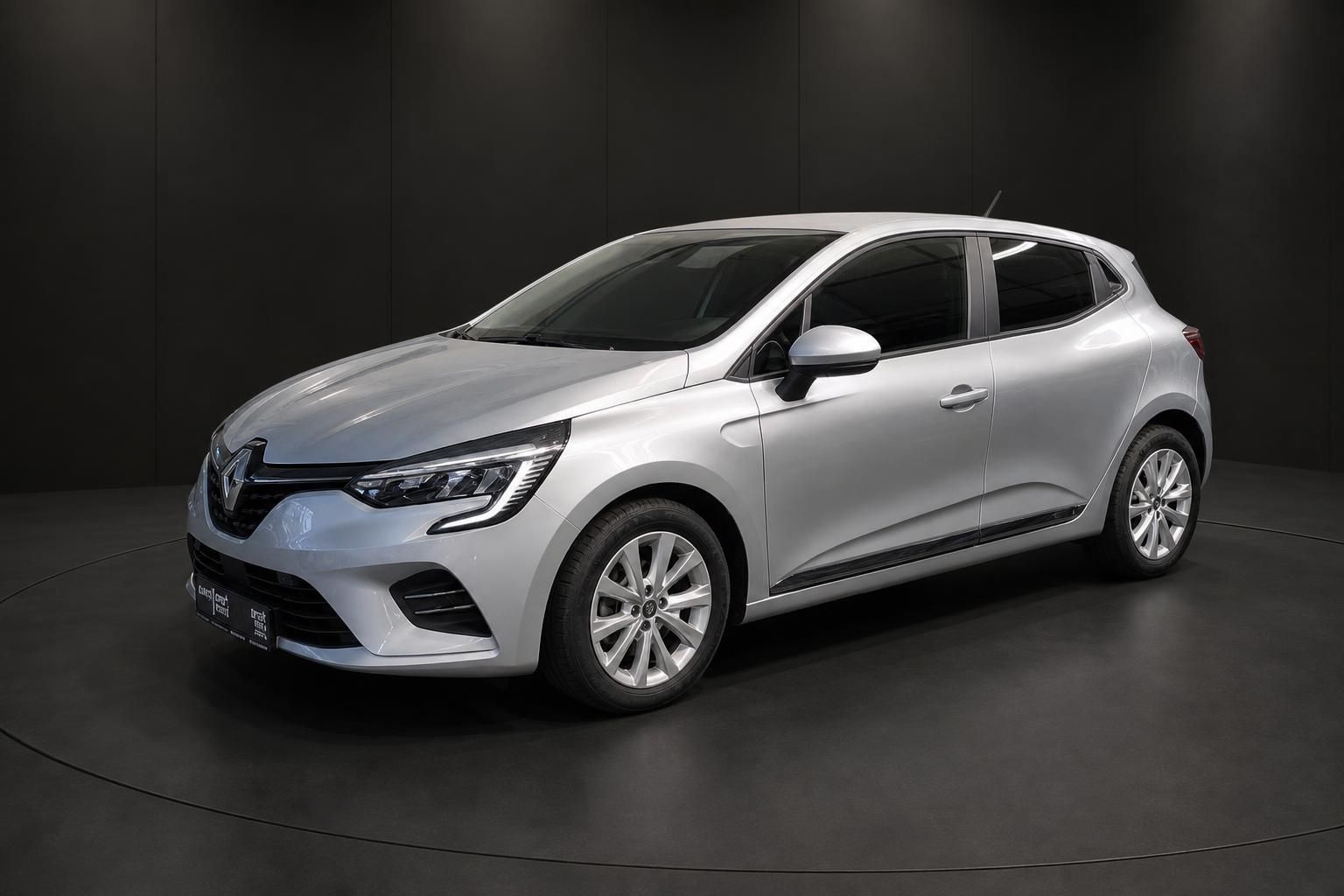 Renault Clio in Silber, Frontansicht schraeg von vorne im Showroom