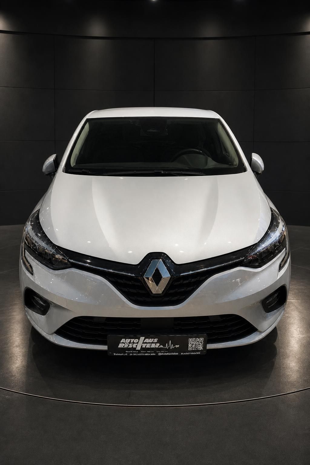 Renault Clio weiss, direkte Frontansicht mit Kennzeichenhalter Autohaus