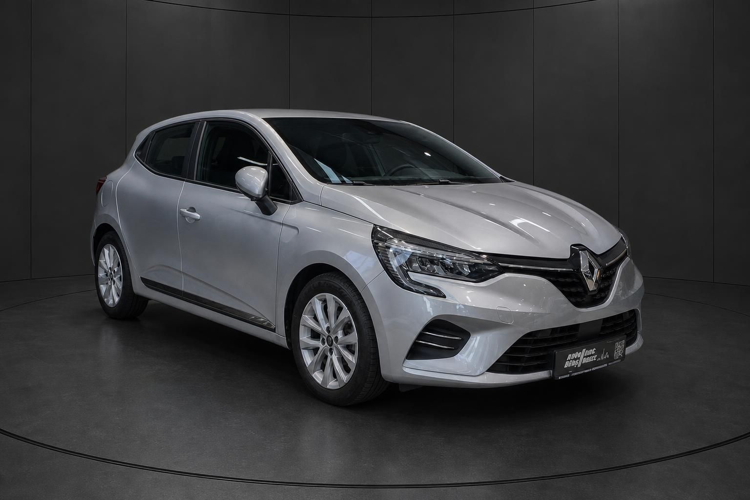 Renault Clio in Silber, Frontansicht schraeg, Autohaus Praesentation