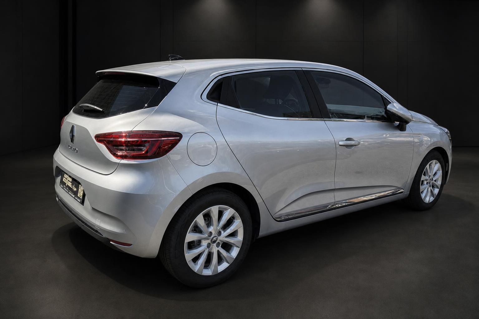 Renault Clio silber, Seitenansicht schraeg von hinten