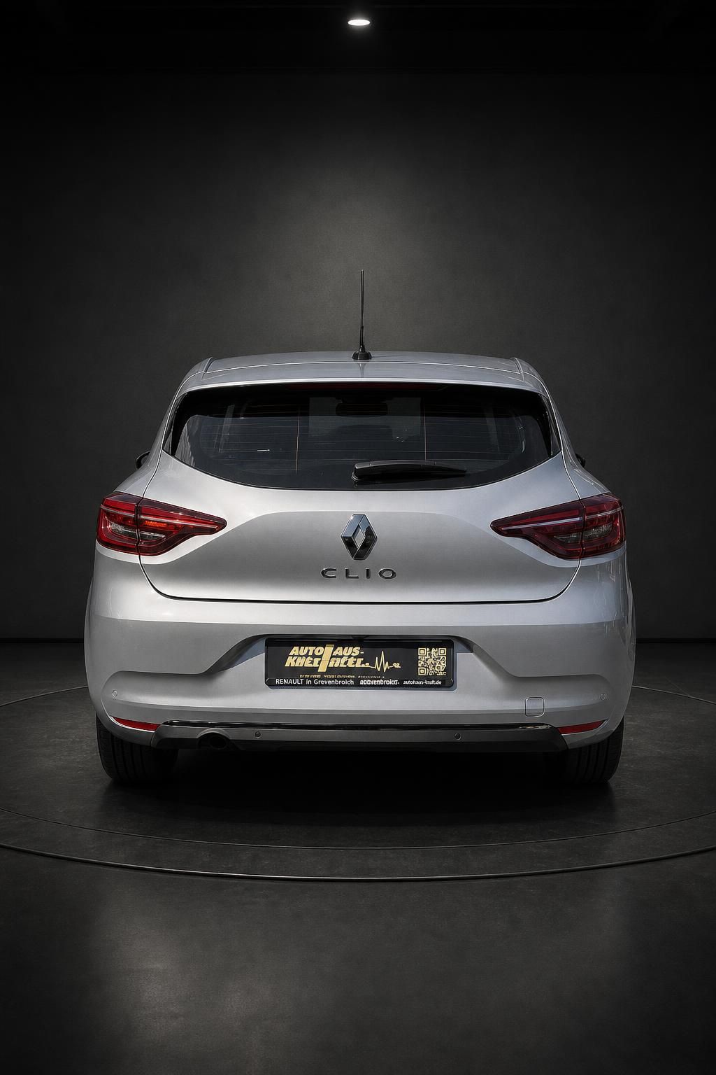 Renault Clio in Silber, Heckansicht im Studio