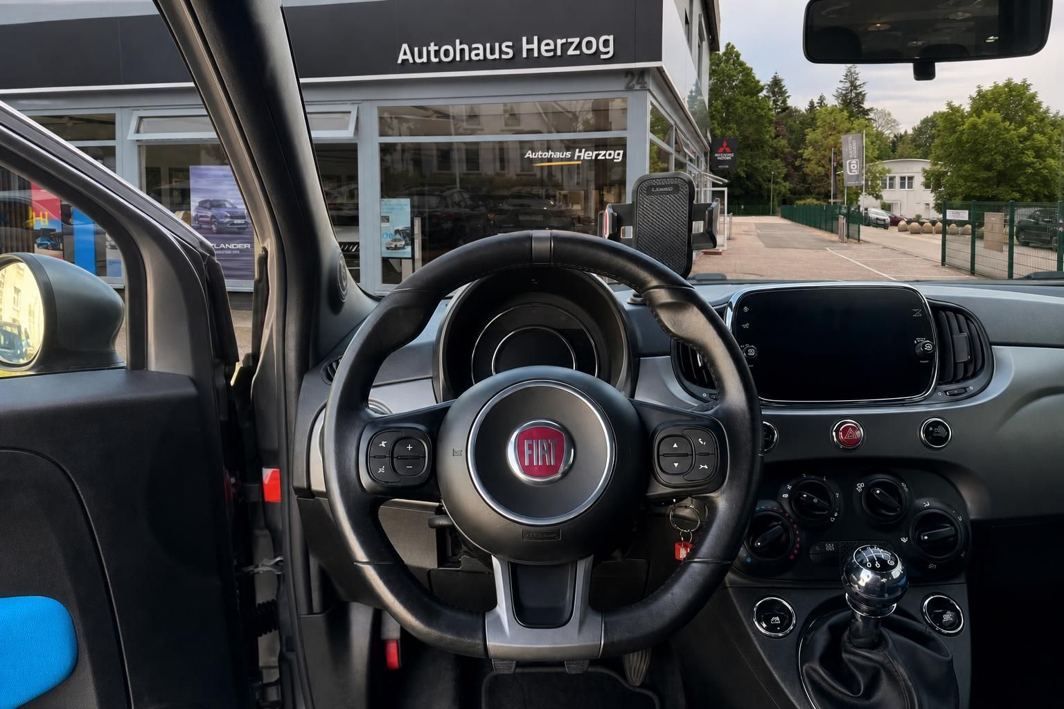 Fiat 500 Fahrersitz Blick auf Lenkrad und Mittelkonsole