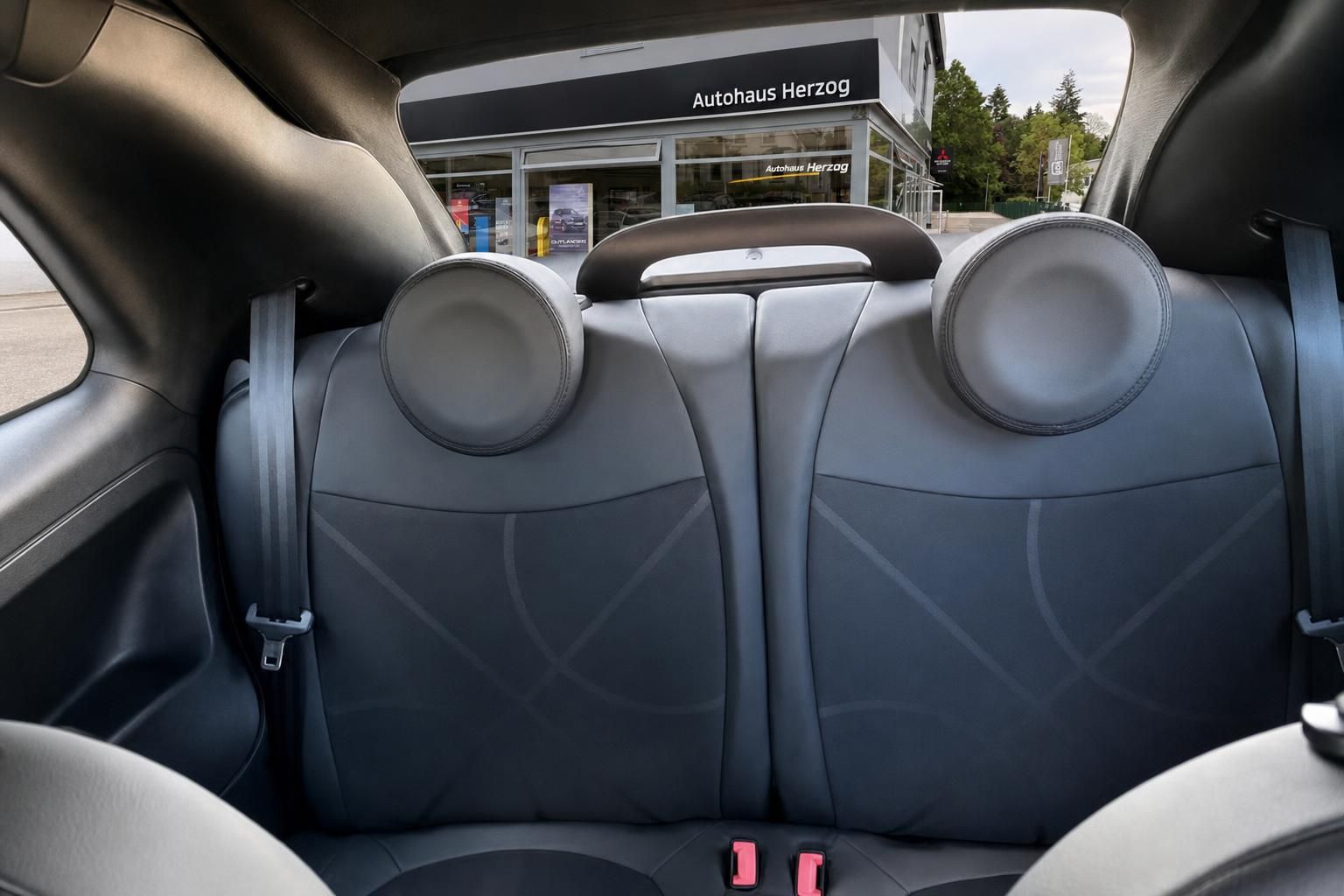 Fiat 500 Rücksitze und Kopfstützen im Innenraum Detailansicht