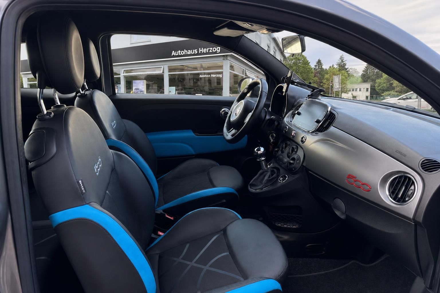 Fiat 500 Interieur schwarz blau Sportsitze und Armaturenbrett