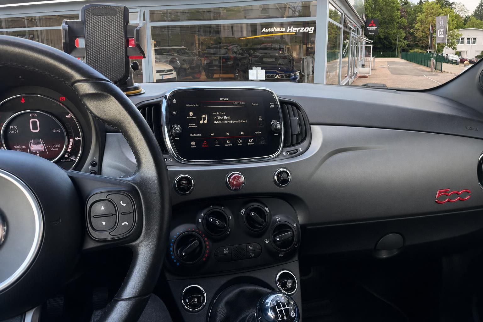 Fiat 500 Cockpit mit Infotainment Display und Lenkrad Innenraum