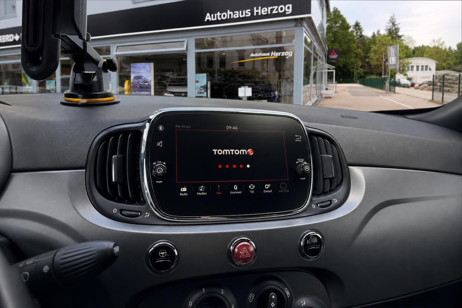 Fiat 500 Armaturenbrett mit TomTom Navigationssystem Detailansicht