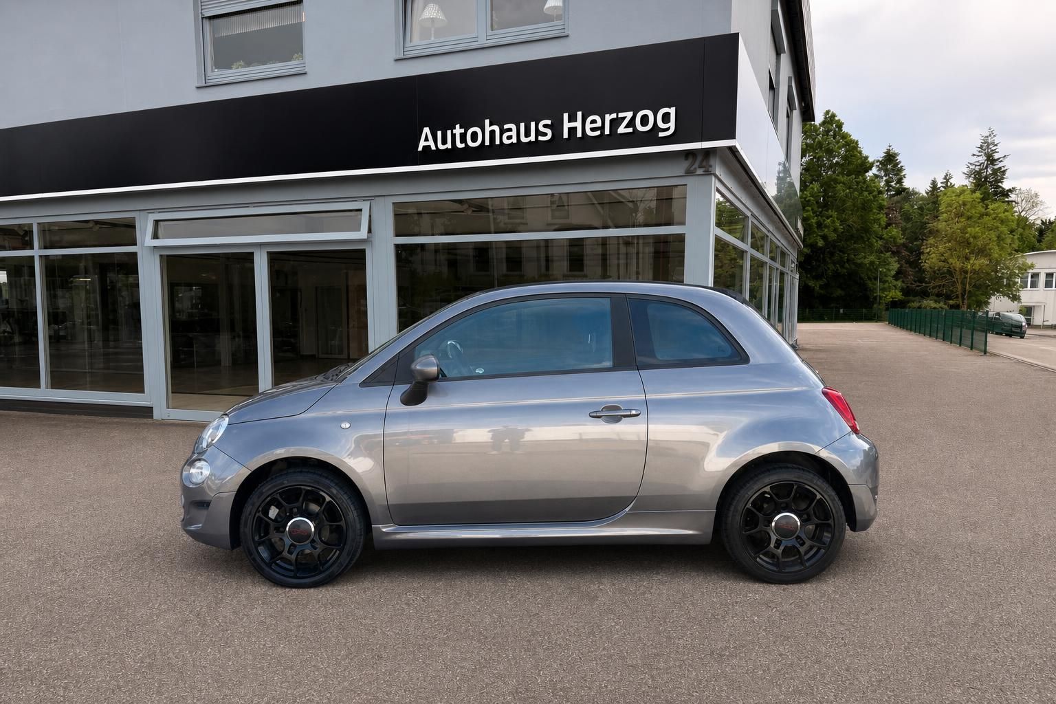 Fiat 500 grau Seitenansicht mit schwarzen Alufelgen im Detail