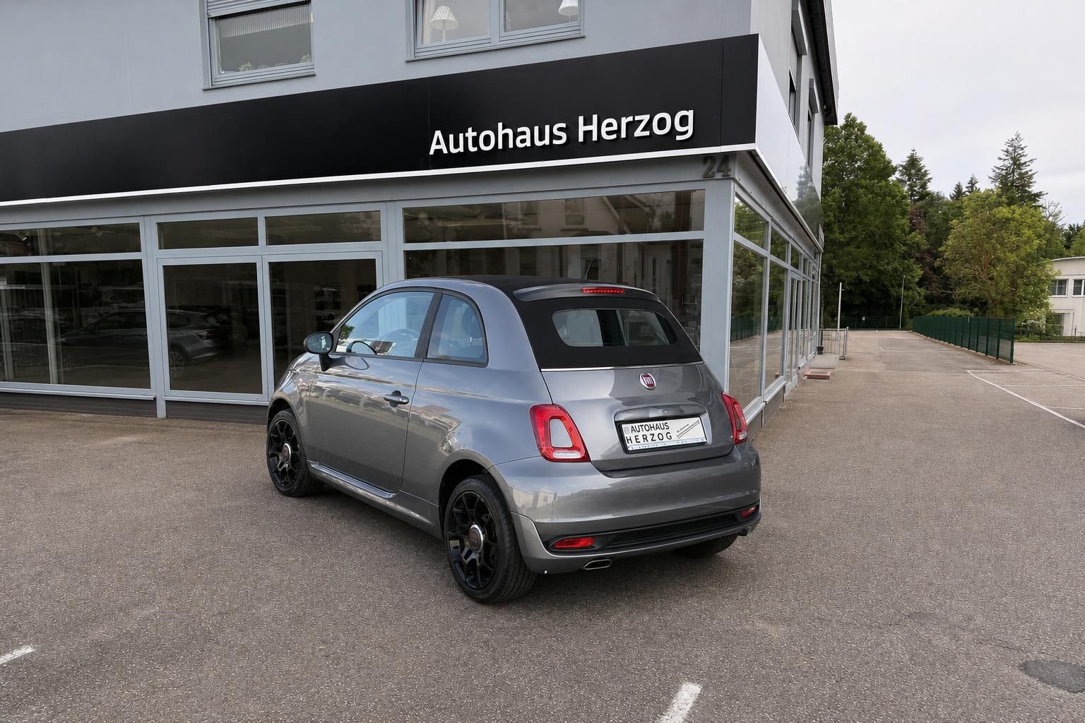 Fiat 500 grau Heck-Seitenansicht vor Autohaus Herzog geparkt