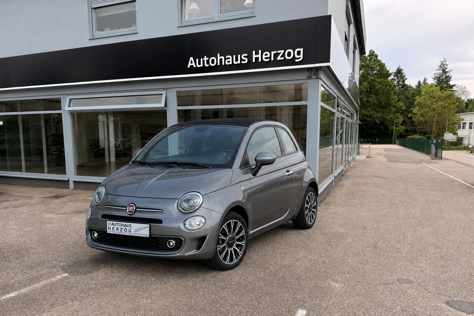 Fiat 500 Cabrio grau metallic vor Autohaus Herzog