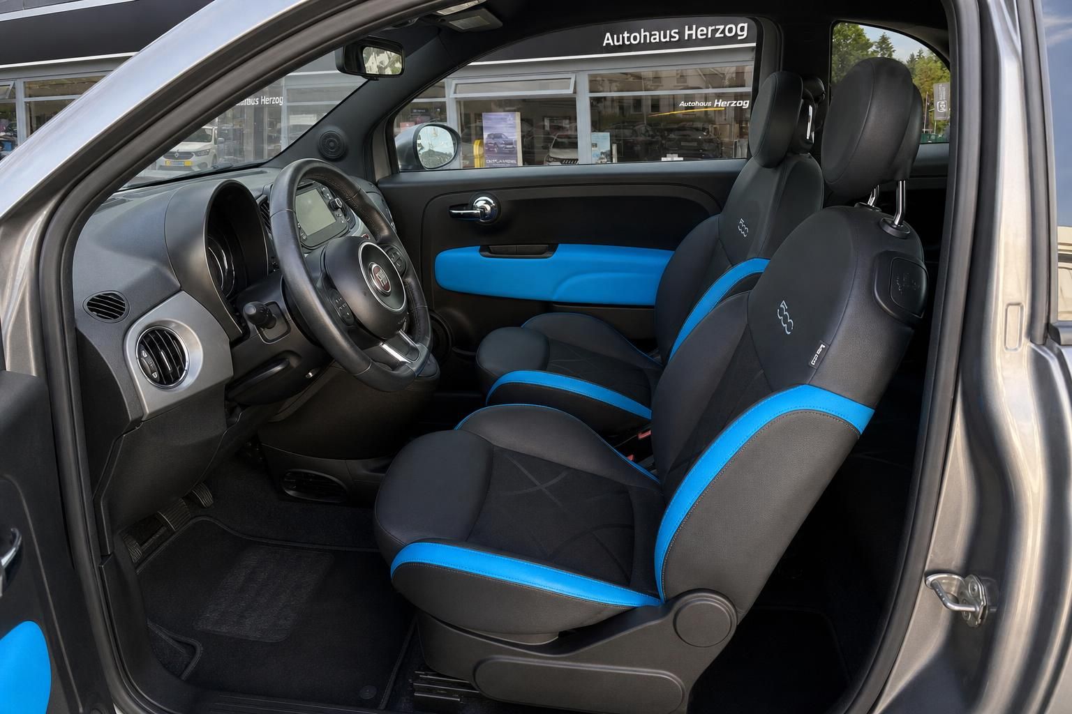 Fiat 500 Innenraum mit blau-schwarzen Sportsitzen